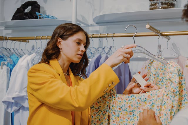 Chica mirando ropa de alquilar para ahorrar e ir a la moda