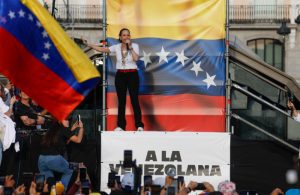 Embajada de Venezuela en España tilda de ‘misoginia y racismo’ expresiones de Carlos Baute contra Delcy Rodríguez