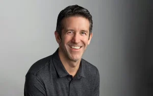 Quién es John Ternus, el nuevo CEO de Apple