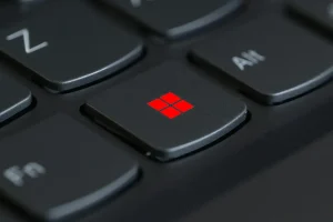 Gracias, Microsoft. Windows 11 te dejará mover la barra de tareas después de 5 años negándose al cambio