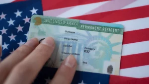 extranjero que se encuentre temporalmente en Estados Unidos y quiera una green card debe regresar a su país de origen para solicitarla