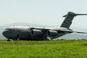 EE.UU. envía a Venezuela aeronaves militares, buques navales y ayuda de la Fuerza Espacial