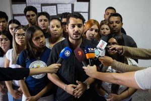 Estudiantes impidieron que Nicolasito participe en un foro en la UCV