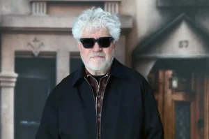 Almodóvar regresa y te contamos dónde puedes ver su nueva película ya en streaming