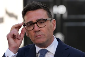 Andy Burnham asumió como nuevo primer ministro británico con la promesa de estabilidad