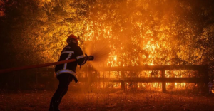 Aumentan a 220.000 los evacuados por un incendio en el suroeste de Francia