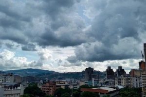 Cielo parcialmente nublado y precipitaciones variables en buena parte del país