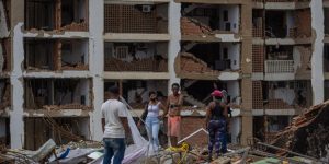 Comerciantes en La Guaira reabren entre la tragedia del terremoto para salvar sus negocios: ‘Ya veremos qué pasará’