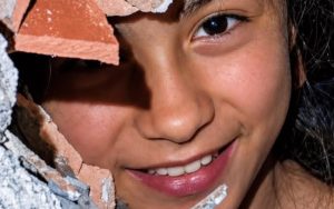 Niña que sobrevivió 32 horas bajo los escombros cuenta cómo logró mantenerse con vida