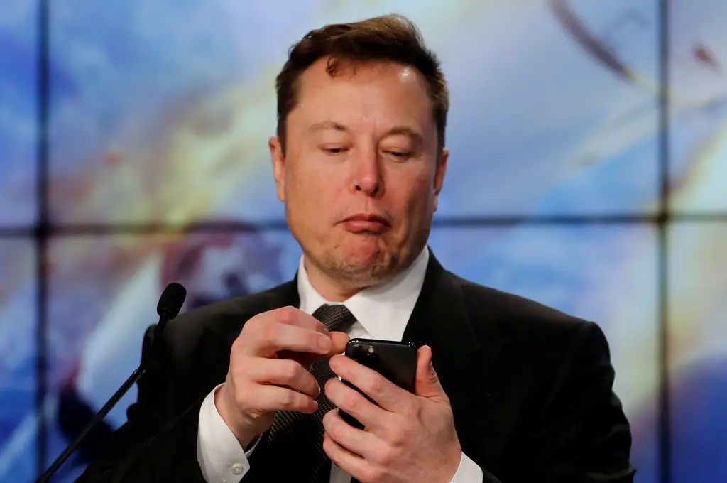 Elon Musk revisando la nueva función de notas de la comunidad escritas por IA de Grok 4 en X